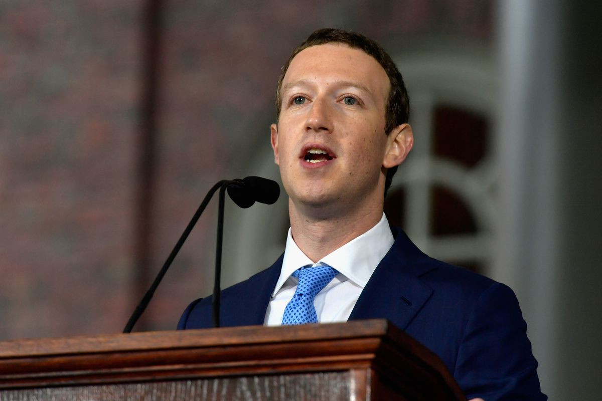 Là một trong những CEO có thu nhập khủng nhất nước Mỹ song Mark Zuckerberg lại không phải là người có lương cao như nhiều CEO khác. Ảnh: Recode.
