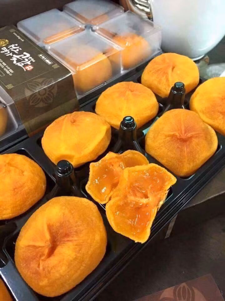 Sau vài tuần, thành quả thu được là trái hồng dẻo mềm mịn, thơm ngọt. Ảnh: FB Lê Huyền.