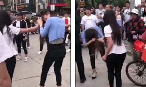 “Tao đã nói với mày trước rồi. Hãy để gia đình tao được yên!”, người phụ nữ hét lớn và đánh vào mặt cô gái.