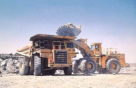 Hoạt động khai thác diễn ra cả ngày lẫn đêm. Ảnh: Mining Technology.