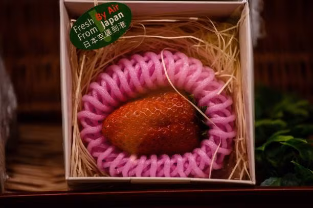 Dịp Valentine 2017, giới trẻ phát cuồng với trái dâu tây Kotoka đặc biệt xuất xứ từ Nhật Bản khi nó có giá tới 500.000 đồng/quả. Ảnh: Getty Images.