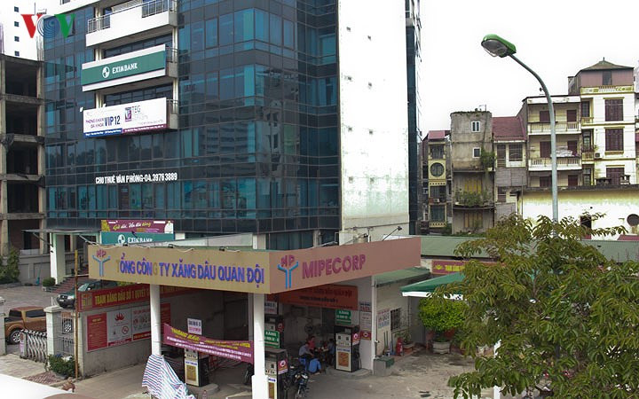Nằm dưới chân tòa nhà cao tầng trên đường Giải Phóng là cây xăng đồ sộ.