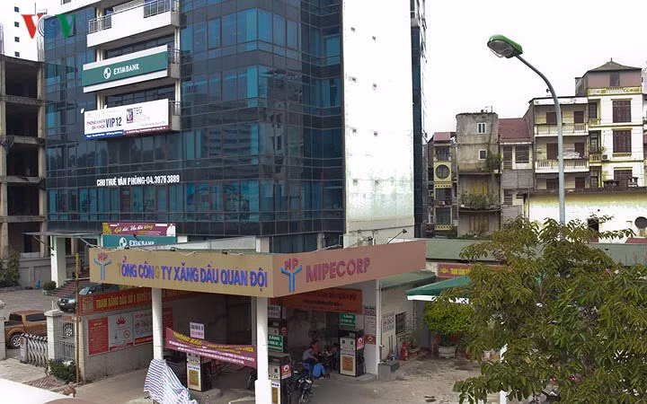 Nằm dưới chân tòa nhà cao tầng trên đường Giải Phóng là cây xăng đồ sộ.