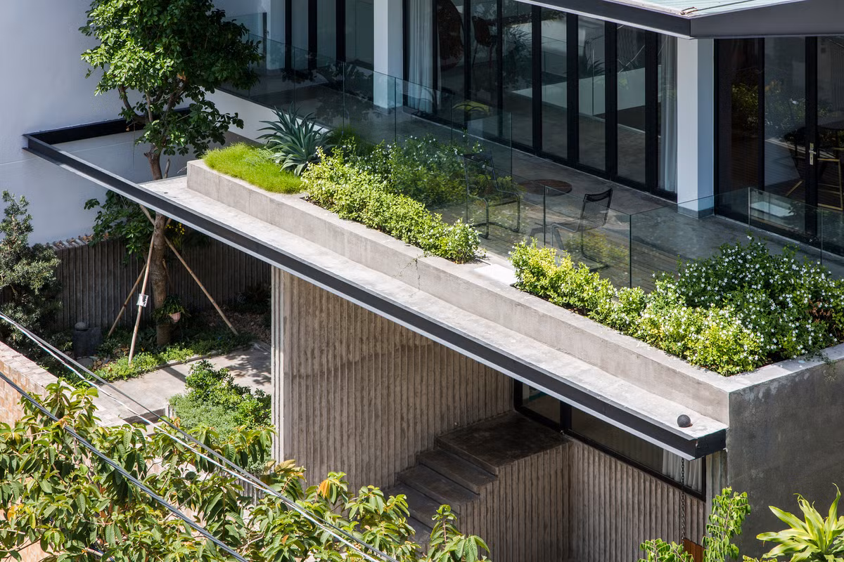 Cây xanh như một phần không thể thiếu trong ngôi biệt thự hiện đại.