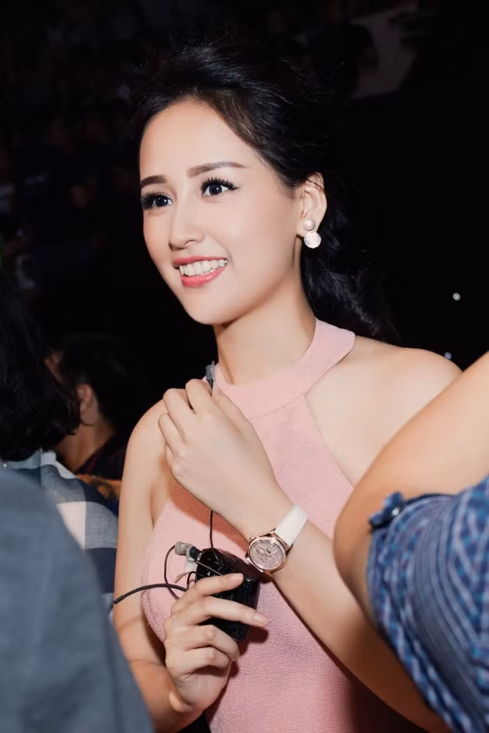 Tháng 4/2016, Hoa hậu Mai Phương Thúy khoe chiếc đồng hồ Patek Phillipe trị giá 1,4 tỷ đồng trong một sự kiện. Ảnh: Zing.