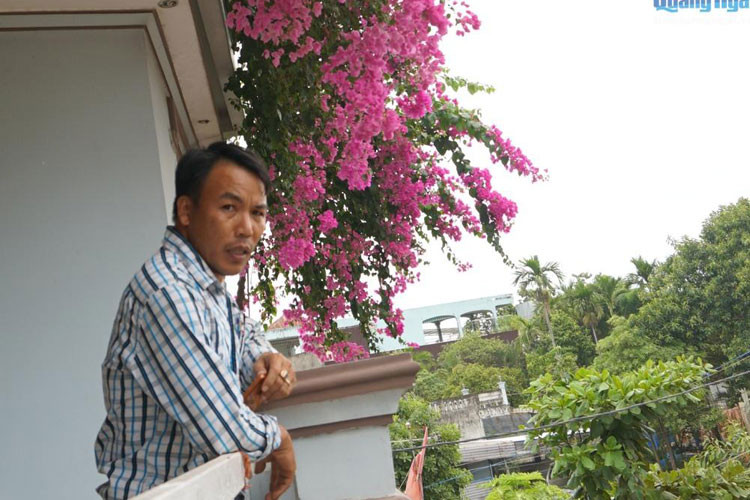 Mỗi sáng thức dậy, các thành viên gia đình mở cửa ra ngoài ban công tận hưởng vẻ đẹp cuộc sống bên những nhành hoa giấy nở bung xòe rung rinh đón gió.