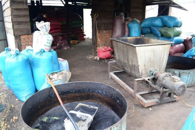 Một cơ sở sản xuất cà phê bằng hóa chất tại Buôn Ma Thuột, Đắk Lắk bị phát hiện năm 2015. Ảnh: Tuổi trẻ.