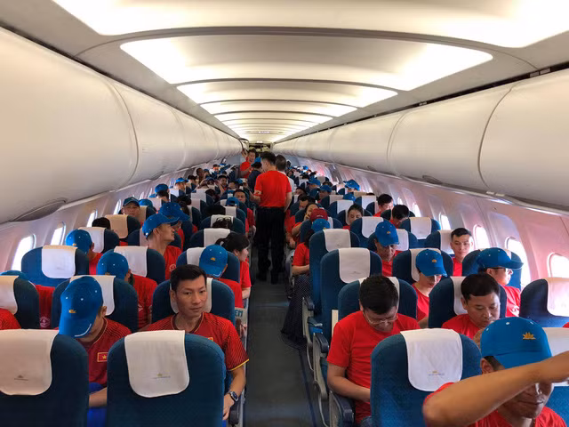 Soi gia tour di Indonesia co vu Olympic Viet Nam da ban ket-Hinh-2