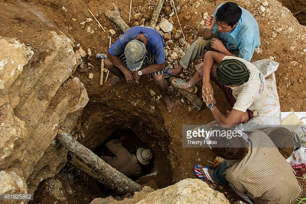 Sau khi đất đá được thu thập, người ta dùng máy để tách các bớt bùn đất khỏi các loại đá quý. Ảnh: New Straits Times.