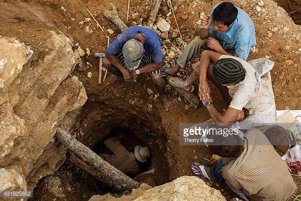 Sau khi đất đá được thu thập, người ta dùng máy để tách các bớt bùn đất khỏi các loại đá quý. Ảnh: New Straits Times.