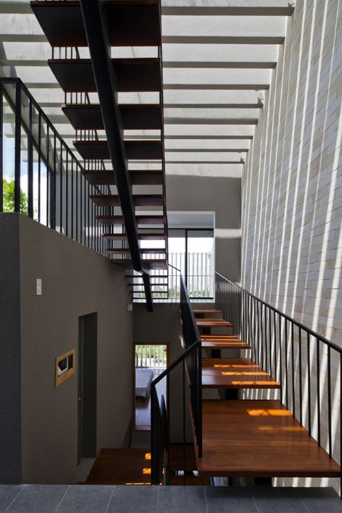 Ánh nắng ngập cầu thang.