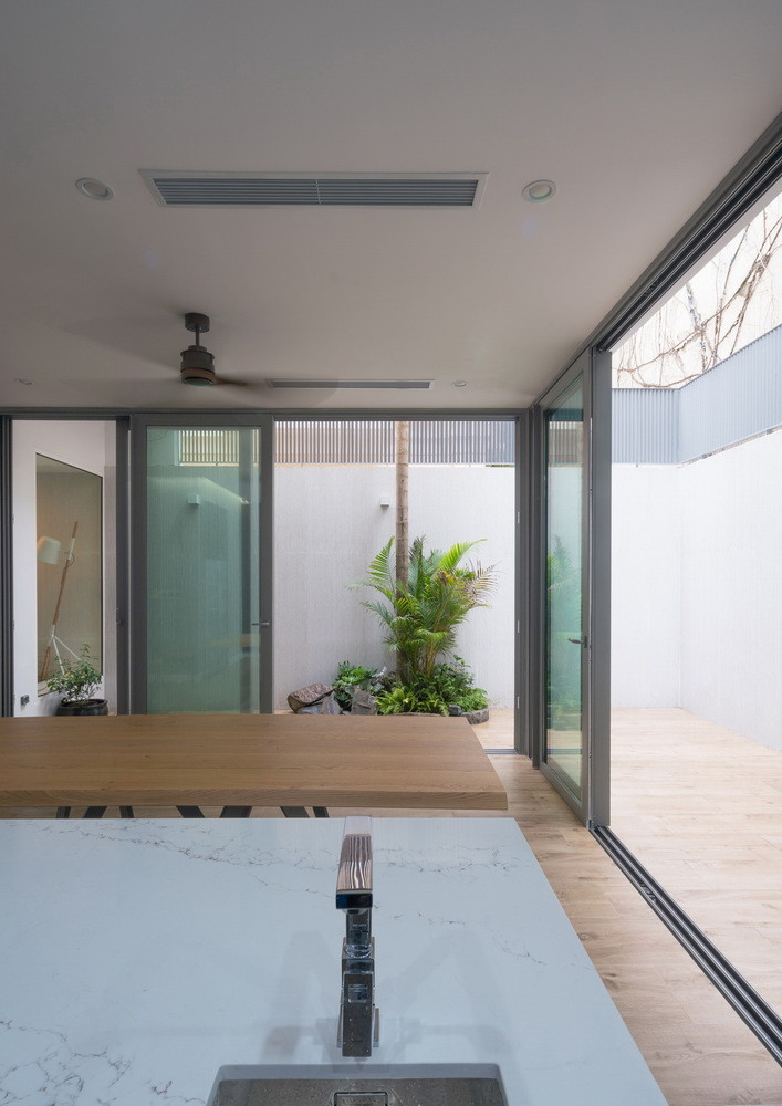 Không gian ngôi nhà hiện đại nhưng vẫn giữa được nét truyền thống của văn hóa Việt.