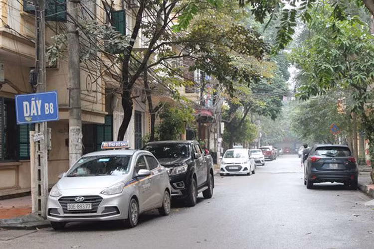 Tại khu Đầm Trấu , phường Bạch Đằng), nhiều xe vào đỗ từ sáng đến tối.