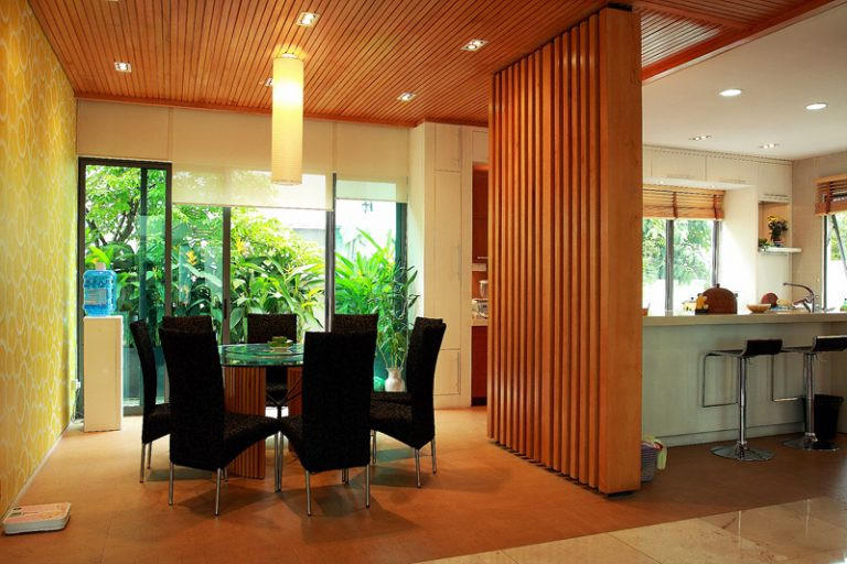 Phòng ăn hướng ra khu vườn đầy thơ mộng.