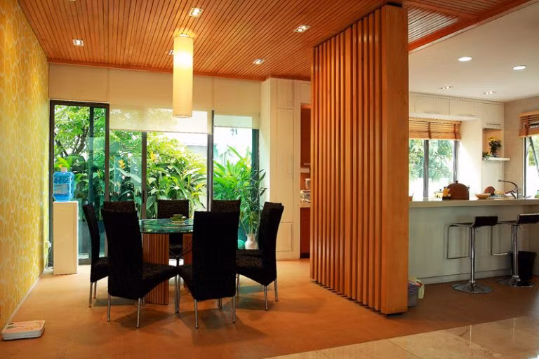 Phòng ăn hướng ra khu vườn đầy thơ mộng.