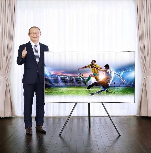 Như vậy, ngoài mức lương 22.000 USD/tháng, HLV Park Hang Seo còn có một khoản thu kha khá từ giá trị hình ảnh của mình. Ảnh: Facebook.