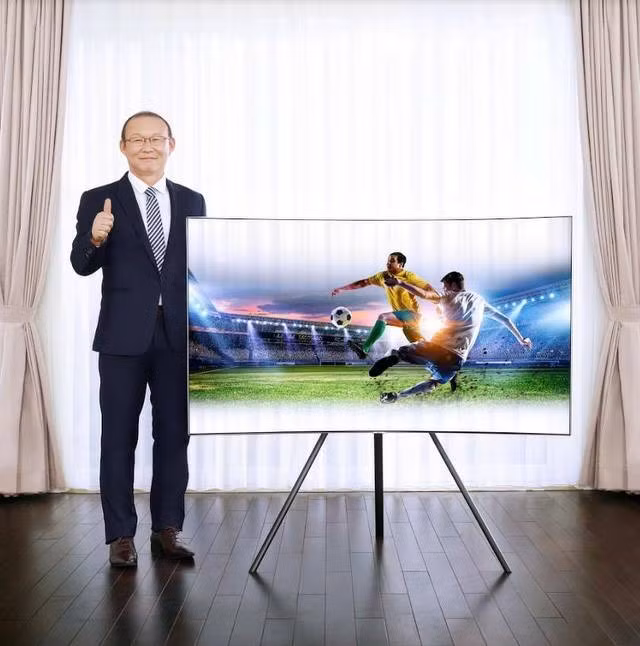 Như vậy, ngoài mức lương 22.000 USD/tháng, HLV Park Hang Seo còn có một khoản thu kha khá từ giá trị hình ảnh của mình. Ảnh: Facebook.