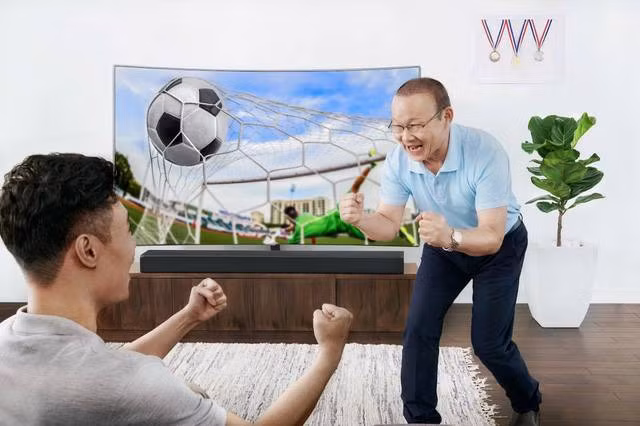 Sự yêu mến của người hâm mộ Việt Nam đã giúp thầy Park cực kỳ "đắt show" quảng cáo. Ảnh: Facebook.