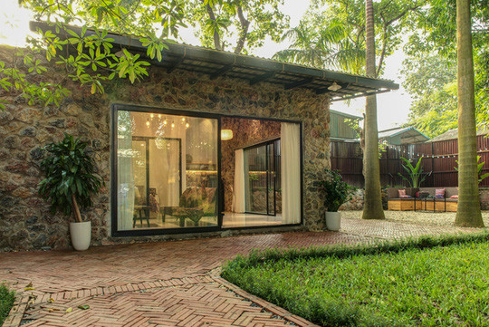 Ở bất kỳ góc nào, ngôi nhà cũng đẹp như trong cổ tích. Nguồn ảnh: Handyman Decor.