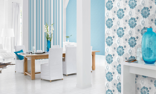 Theo các chuyên gia, giấy dán tường màu xanh dương chủ đạo góp phần làm không khí trong nhà mát mẻ hơn. Ảnh: Bindo.
