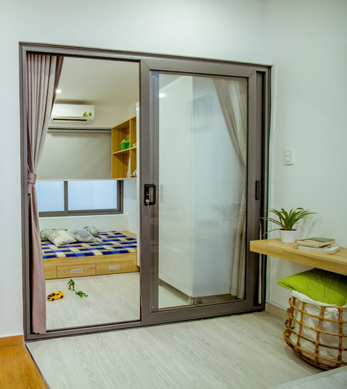 Phòng ngủ của trẻ được bố trí cạnh khu vực đọc sách, thư giãn của cả nhà.