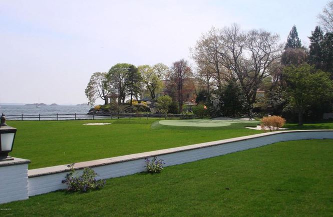 Bãi cỏ rộng lớn cho các hoạt động ngoài trời.