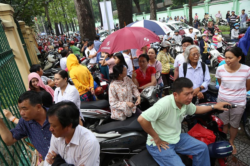 Phụ huynh chờ con suốt 2 tiếng đồng hồ bên ngoài điểm thi THPT Trưng Vương, quận 1.