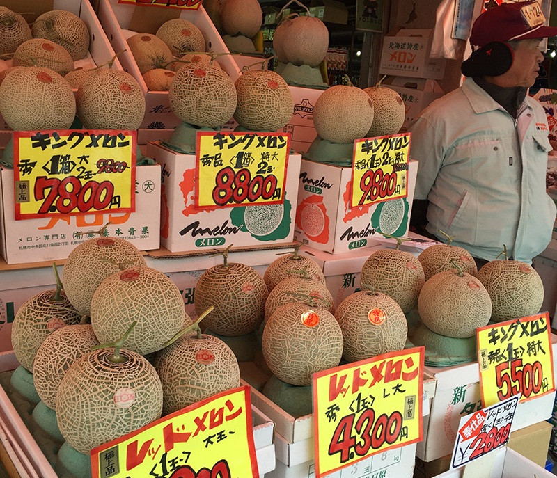 Sau khi thu hoạch, dưa được chuyển tới hợp tác xã để kiểm tra chất lượng. Quả đạt yêu cầu sẽ đóng thùng gỗ, lót xốp và vận chuyển bằng đường hàng không để đến tay người dùng sau 2-3 ngày. Ảnh: Sixthseal.