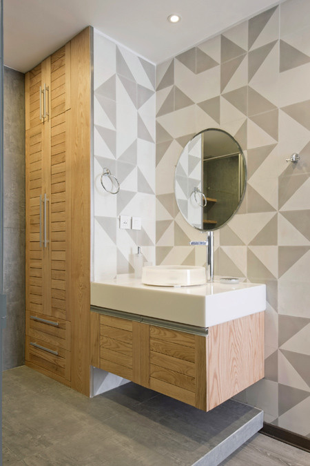 Bồn rửa mặt bằng gỗ sáng.