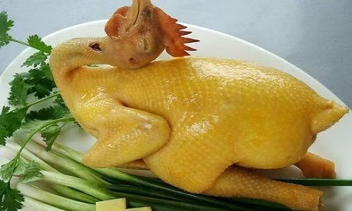 Thịt gà luộc còn dư dịp Tết có thể chế biến thành rất nhiều món ngon giải ngán cho cả nhà - Ảnh minh họa: Internet