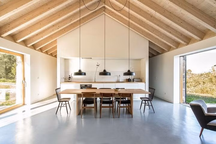 Nội thất trong ngôi nhà sử dụng đa phần là đồ gỗ, mang lại không gian ấm áp cho toàn bộ không gian trong khi màu trắng giúp làm nổi bật cấu trúc nhà.