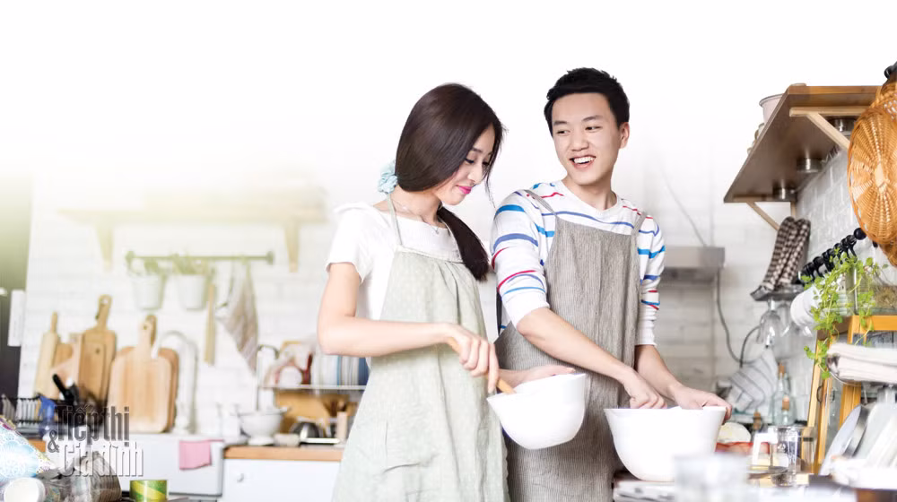 Thay vì tặng các món quà vật chất như giày, túi xách...hãy tặng nàng một món quà tinh thần ý như bằng việc nấu ăn cho nàng. Ảnh minh họa: Internet.