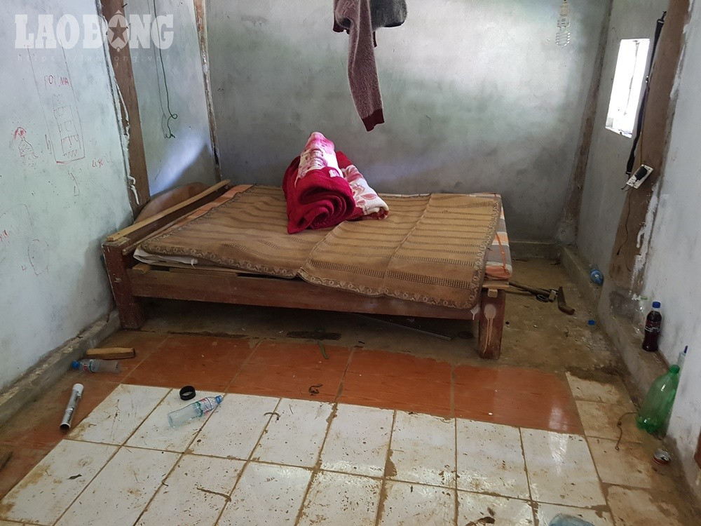 Bên trong đồ đạc khá sơ sài, chỉ có một chiếc giường ngủ.