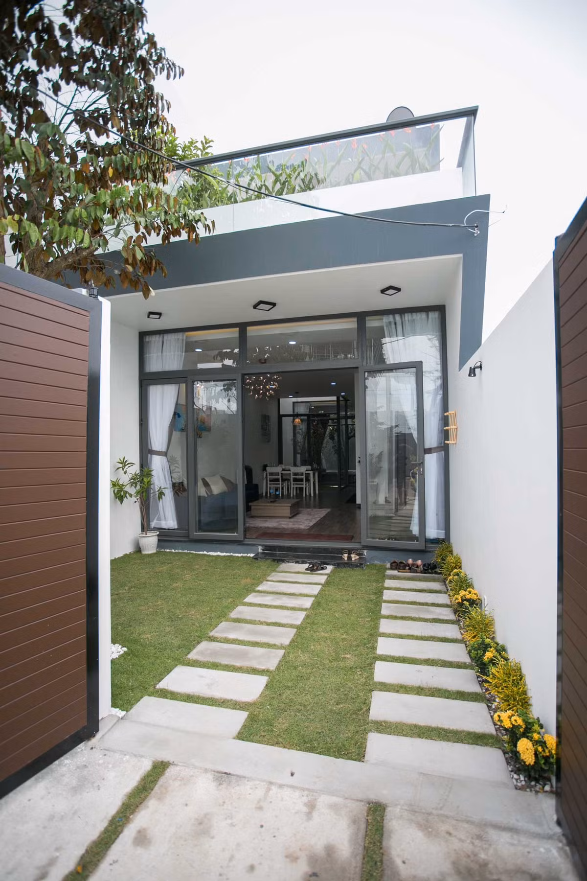 Trên diện tích 70m2, nhóm kiến trúc sư 85 Design vẫn dành một không gian nhỏ phía trước nhà 3 tầng làm sân vườn.