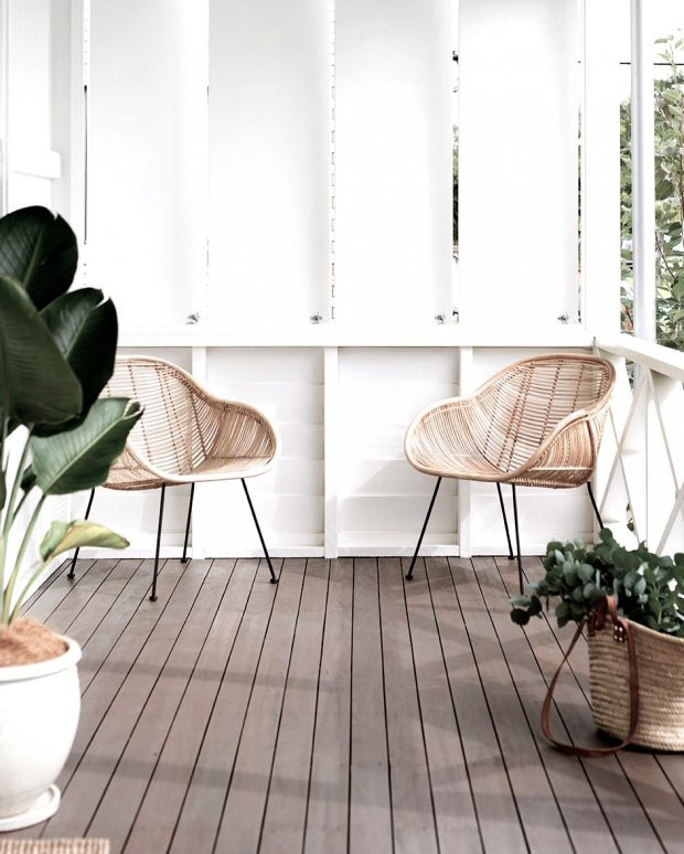 Nếu muốn tối giản mọi thứ và tạo không gian vùng nhiệt đới thì bạn có thể sơn màu trắng cho bức tường gỗ xung quanh cùng vài chậu cây đơn giản cùng những chiếc ghế mây thanh lịch này.