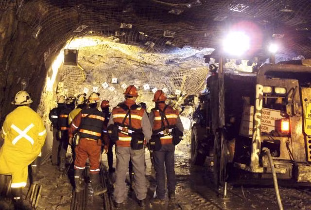 Hiện, mỏ vàng Grasberg có gần 20.000 công nhân khai thác. Ảnh: Blouin News.