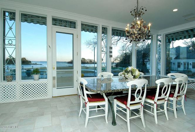 Hiên nhà tạo không gian ăn uống gần gũi thiên nhiên.