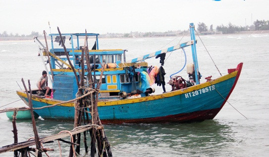 Trong khi đó, ở Cẩm Lĩnh (Cẩm Xuyên, Hà Tĩnh), để săn cua đá biển, người thợ phải biết cách lặn chuyên nghiệp. Ảnh: Baohatinh.