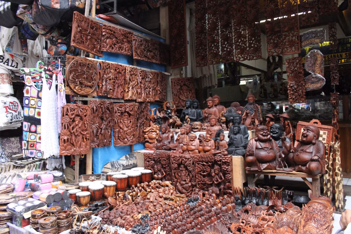 Các mặt hàng truyền thống tại Kumbasari là sản phẩm điêu khắc từ gỗ hay tranh ảnh, những bảng trang trí treo ở cửa, những chiếc gạt tàn chạm trổ hoa văn...Ảnh: Guidetrip.