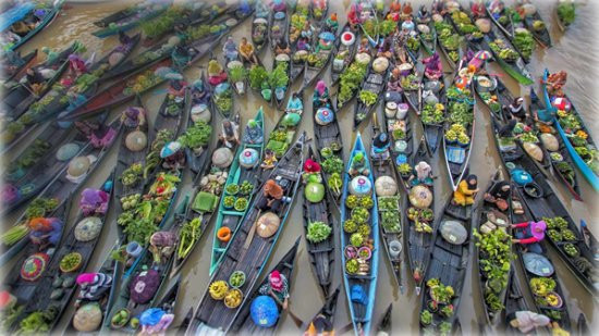 Mặt hàng buôn bán nhiều nhất tại chợ là những món hoa quả vùng nhiệt đới, rau củ địa phương. Ảnh: TripAdvisor.