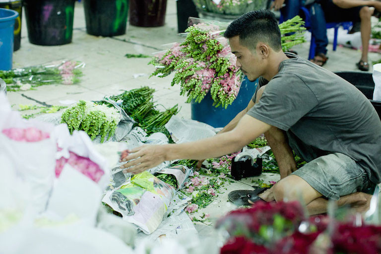 Hoạt động tại chợ Pasar Rawa Belong chia làm 2 loại: từ 2h – 6h sáng là hoa tươi từ Subakumi và Bandung, Tây Java chuyển đến. Từ 16h chiều đến 21h là các loại hoa tươi của những người nông dân từ Sumatra. Ảnh: Printest.