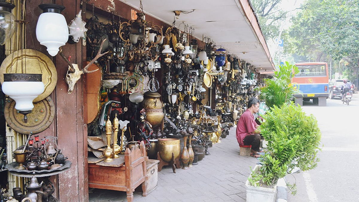 Chợ họp từ 9h sáng đến 5h chiều với nhiều cửa hàng bán đồ cổ nối tiếp nhau từ đồ sứ, điêu khắc gỗ, mặt nạ... đến các chất liệu làm bằng bạc và đồng. Ảnh: Youtube.