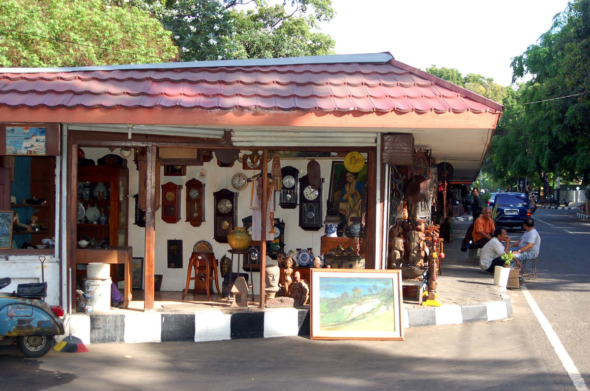 Du khách muốn mua đồ cổ và hàng thủ công mỹ nghệ nổi tiếng thường ghé qua chợ Jalan Surabaya nằm ở vị trí trung tâm khu vực Menteng (Jakarta). Ảnh: panduanwisata.