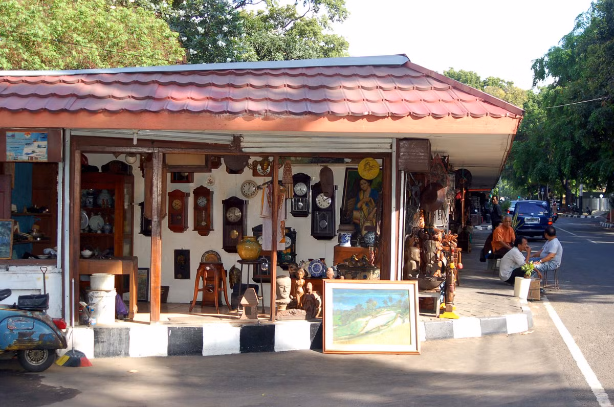 Du khách muốn mua đồ cổ và hàng thủ công mỹ nghệ nổi tiếng thường ghé qua chợ Jalan Surabaya nằm ở vị trí trung tâm khu vực Menteng (Jakarta). Ảnh: panduanwisata.