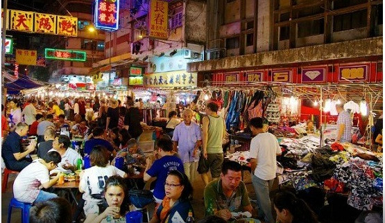 Nếu muốn khám phá những món ăn truyền thống thì chợ đêm Kuta (Bali) là sự lựa chọn phù hợp. Ảnh: Dulichvietnam.