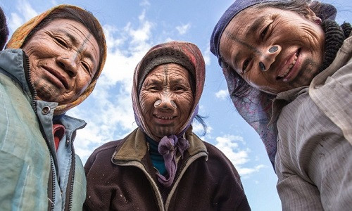 Bộ tộc Apatani đục mũi như Trư Bát Giới chủ yếu được tìm thấy trong thung lũng Ziro, ở bang Arunachal Pradesh.