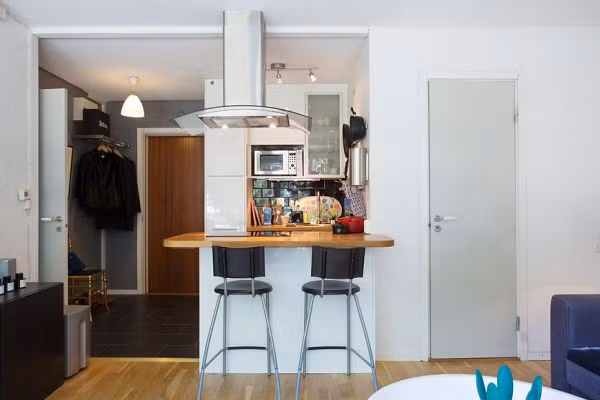 Căn bếp nhỏ sử dụng gam màu trắng mang đến cảm giác phòng như rộng hơn.