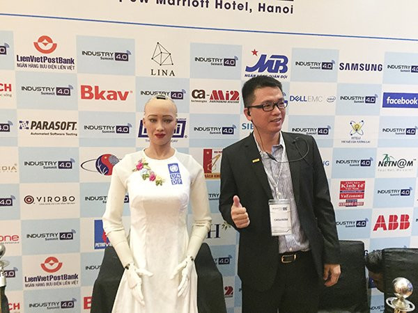 Sophia còn có thể giúp đỡ người già, chơi đùa với trẻ em và hỗ trợ học tập. Ảnh: Vietnamnet.