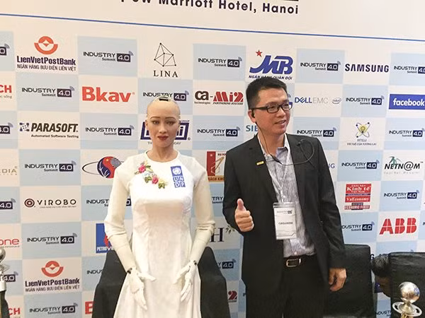 Sophia còn có thể giúp đỡ người già, chơi đùa với trẻ em và hỗ trợ học tập. Ảnh: Vietnamnet.