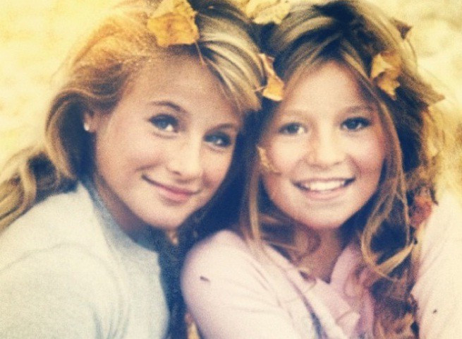 Dù biết được gia đình mình giàu có từ khi còn nhỏ, Alexandra từng nói với tạp chí của Ferd rằng cha mẹ luôn dạy hai chị em phải sống tiết kiệm. Thậm chí, họ còn dùng xe đã qua sử dụng, theo tờ The Telegragh.